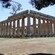 Las ruinas de un edificio antiguo con columnas de piedra
